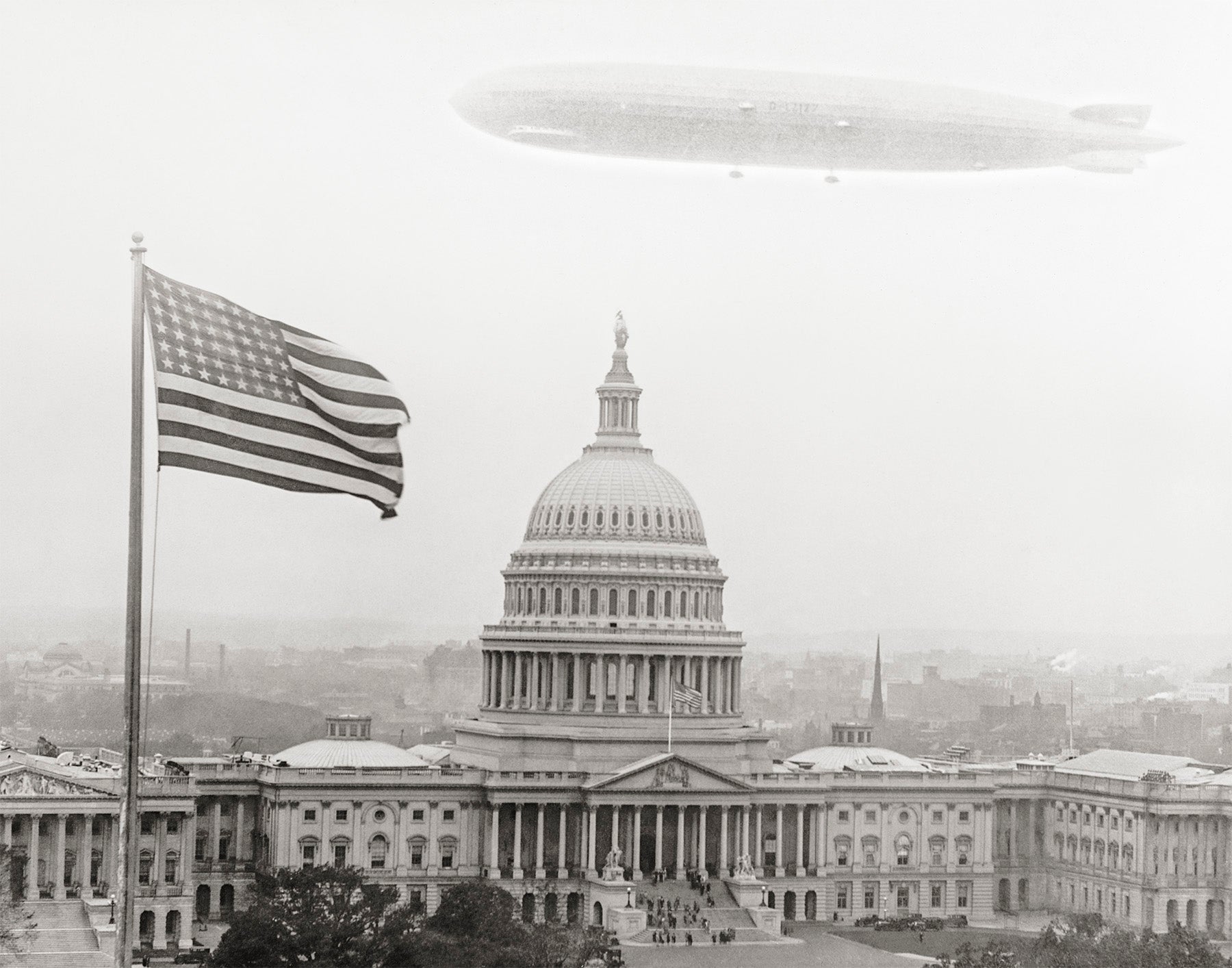 U.S. Army Blimp Flying Over US Capital, 1930s Historical Pix