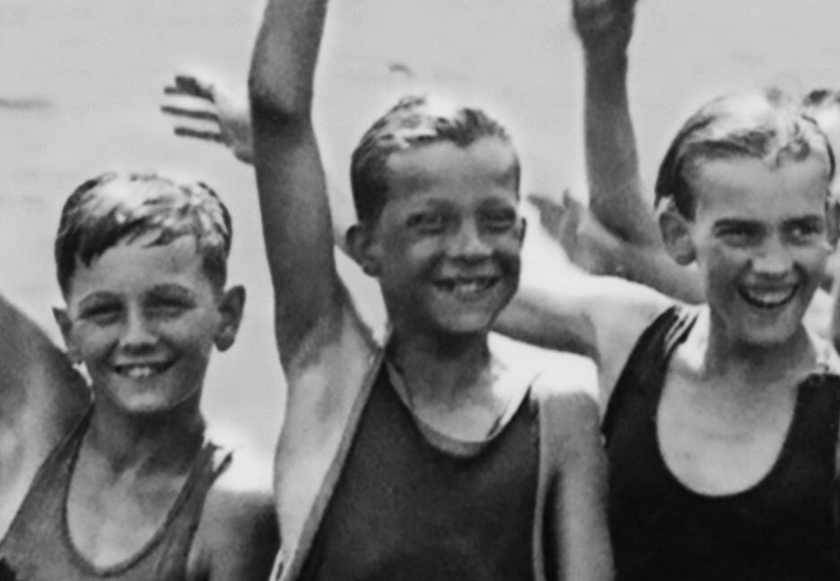 Kid's Waving In the Washington DC, Tidal Basin, Lincoln Memorial Historical Pix