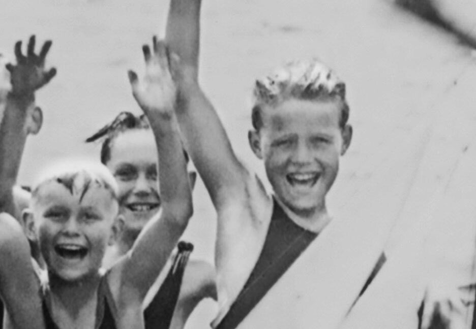 Kid's Waving In the Washington DC, Tidal Basin, Lincoln Memorial Historical Pix
