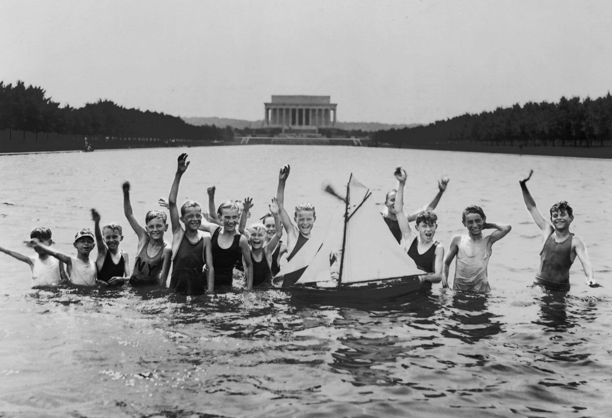 Kid&#39;s Waving In the Washington DC, Tidal Basin, Lincoln Memorial Historical Pix