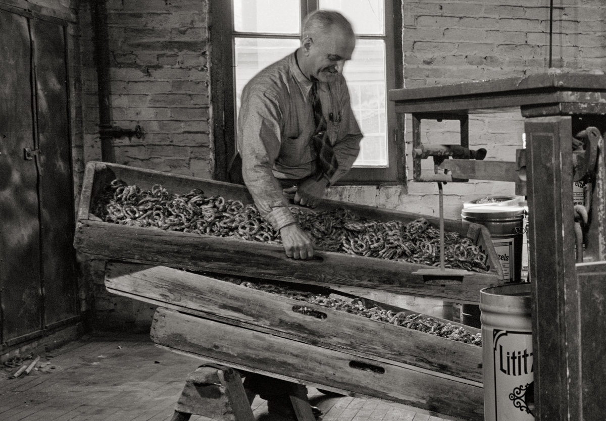 Lititz Pretzels, Lititz, Pennsylvania, 1942